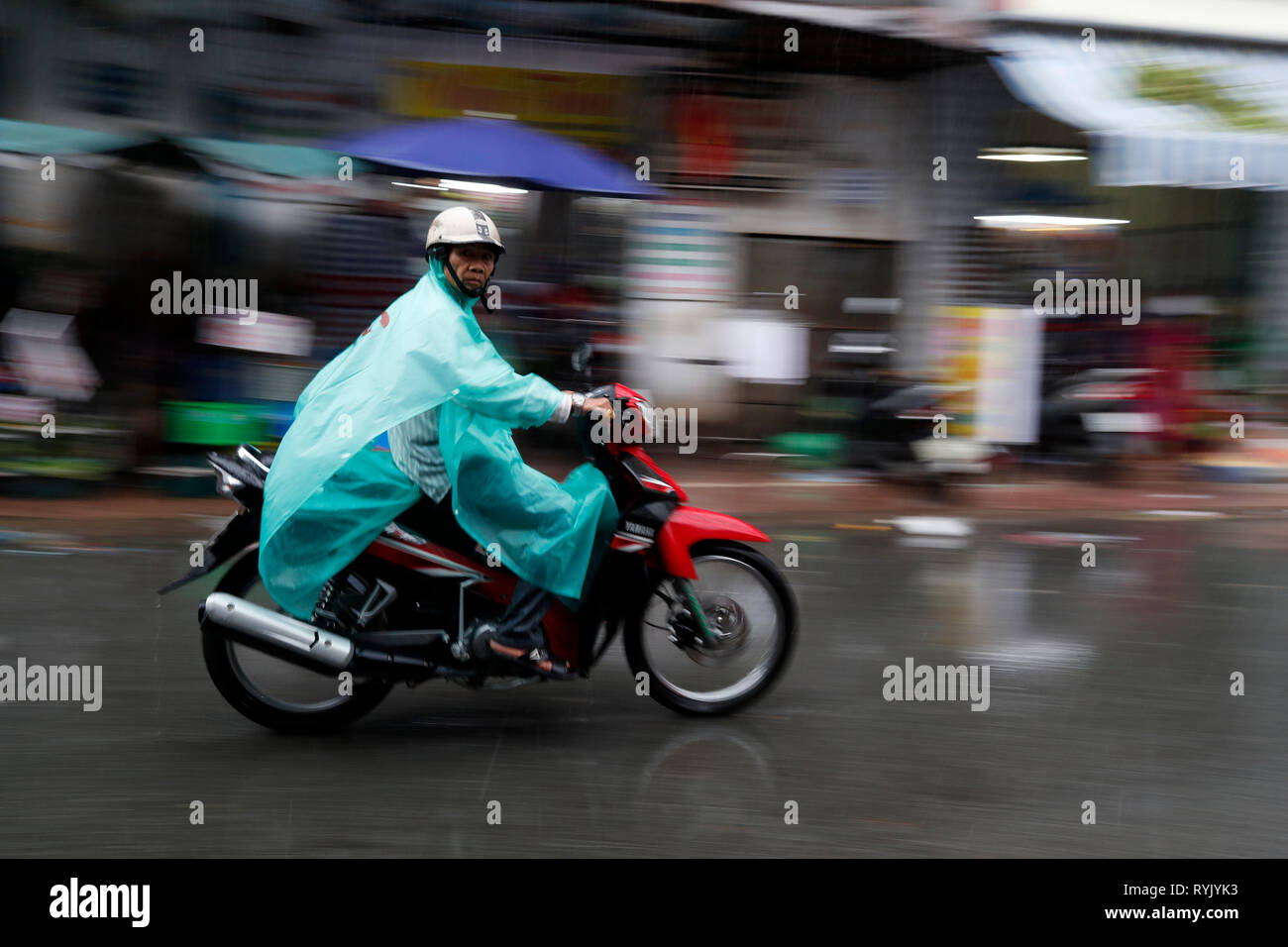 Regenzeit. Motorräder auf der Straße. Ho Chi Minh City. Vietnam. Stockfoto