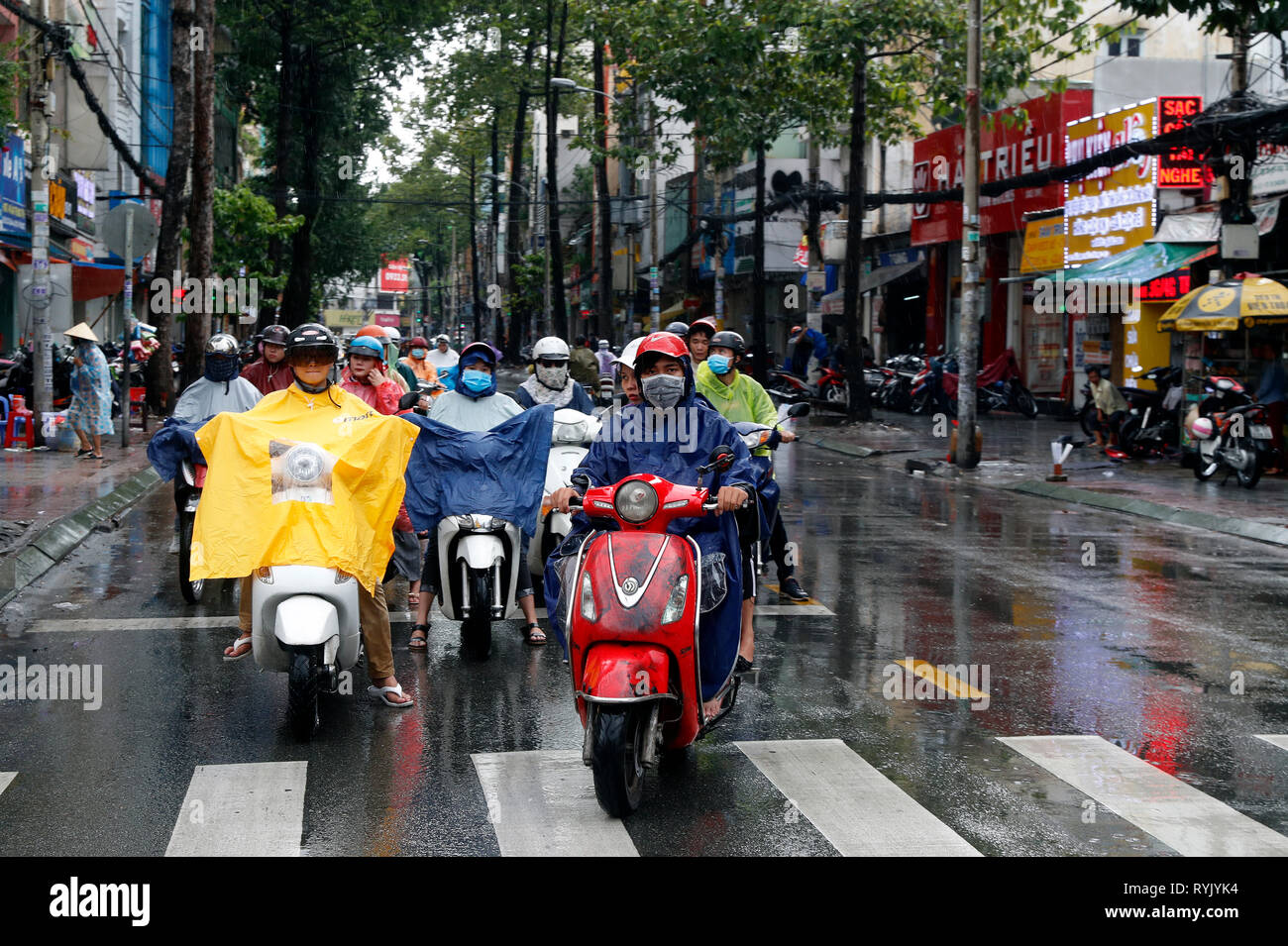 Regenzeit. Motorräder auf der Straße. Ho Chi Minh City. Vietnam. Stockfoto