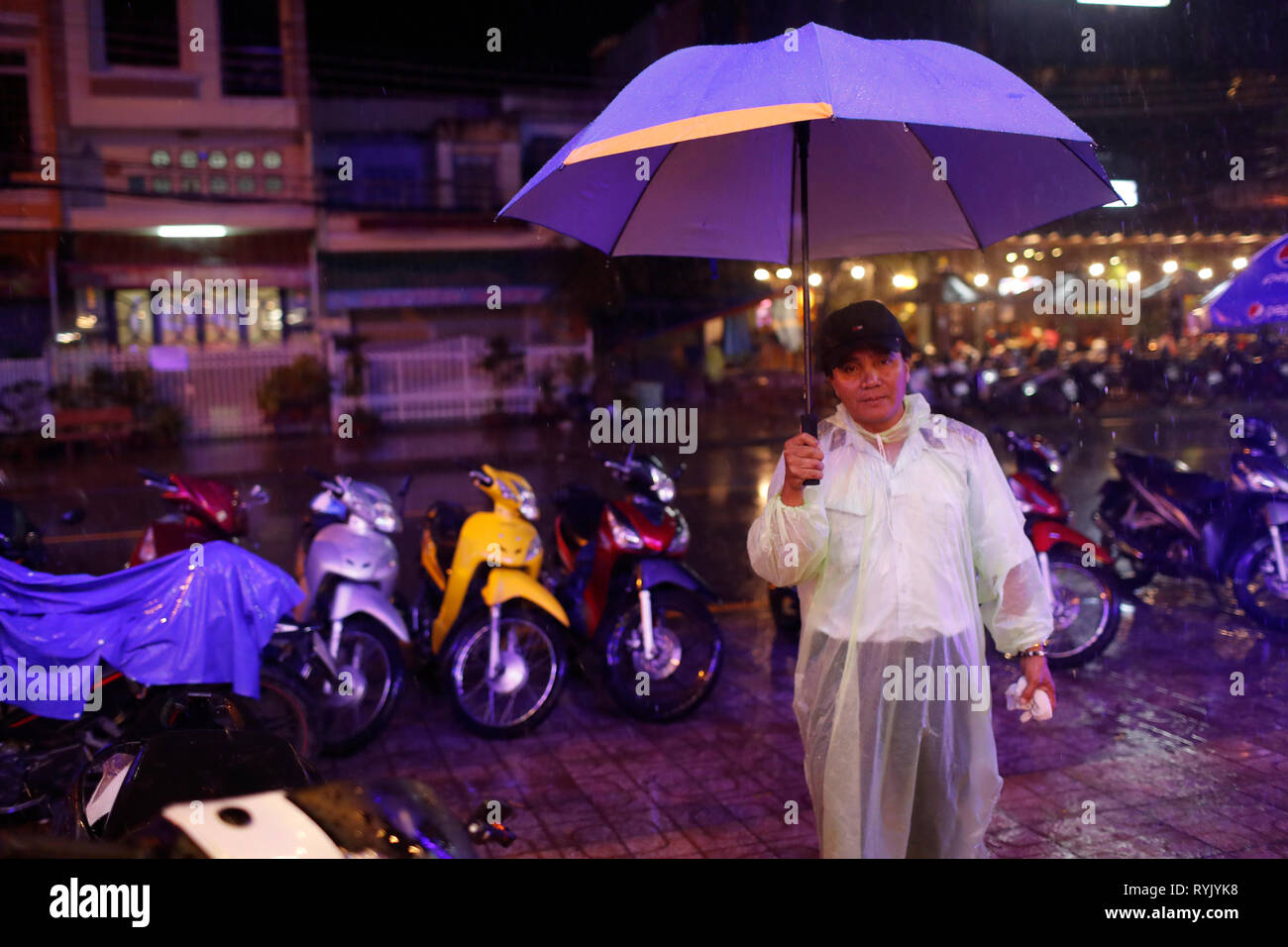 Regenzeit. Motorräder parken. Chau Doc Vietnam. Stockfoto