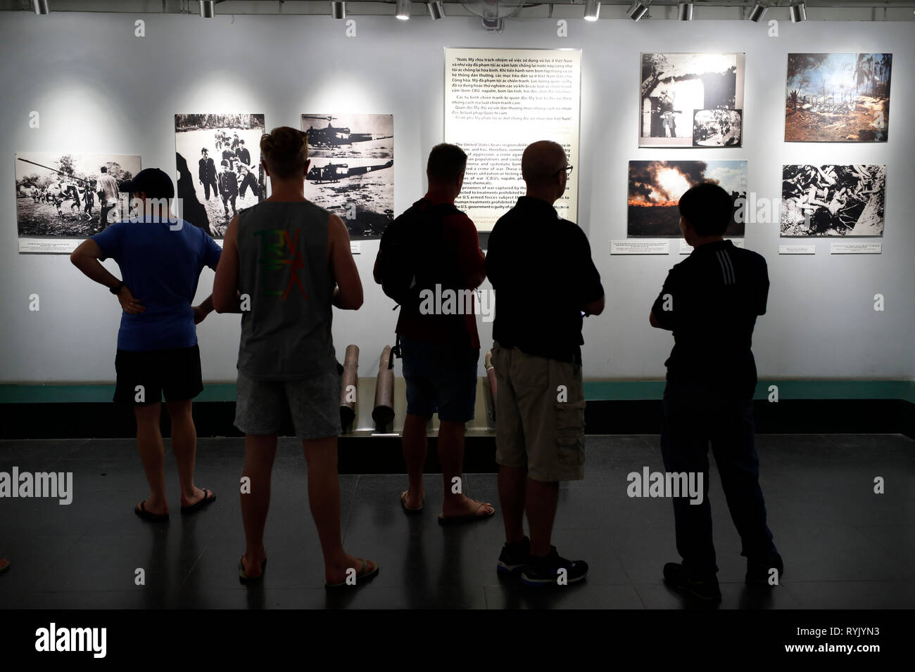 War Remnants Museum. Besucher auf der Suche nach schockierenden Fotos von Krieg. Ho Chi Minh City. Vietnam. Stockfoto