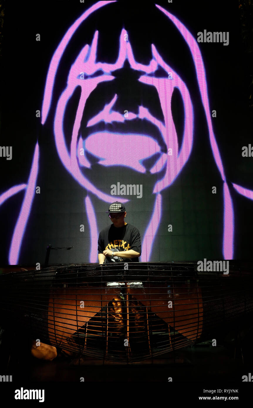 DJ auf der Bühne gestikulierend zu Gast Tanzen im Nachtclub. Ho Chi Minh City. Vietnam. Stockfoto