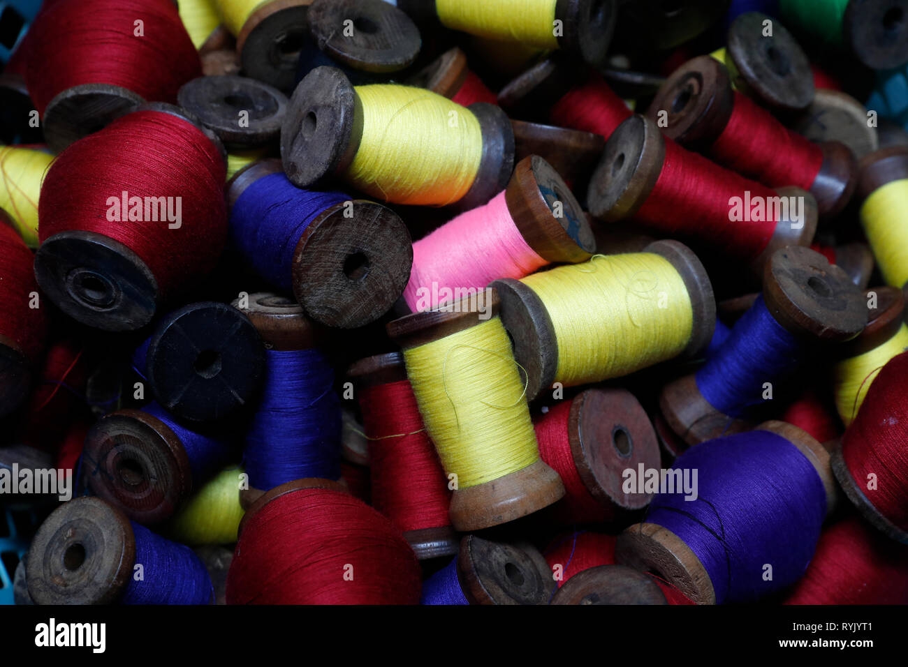 Close-up von mehrfarbigen Spulen des Gewindes. Chau Doc Vietnam. Stockfoto