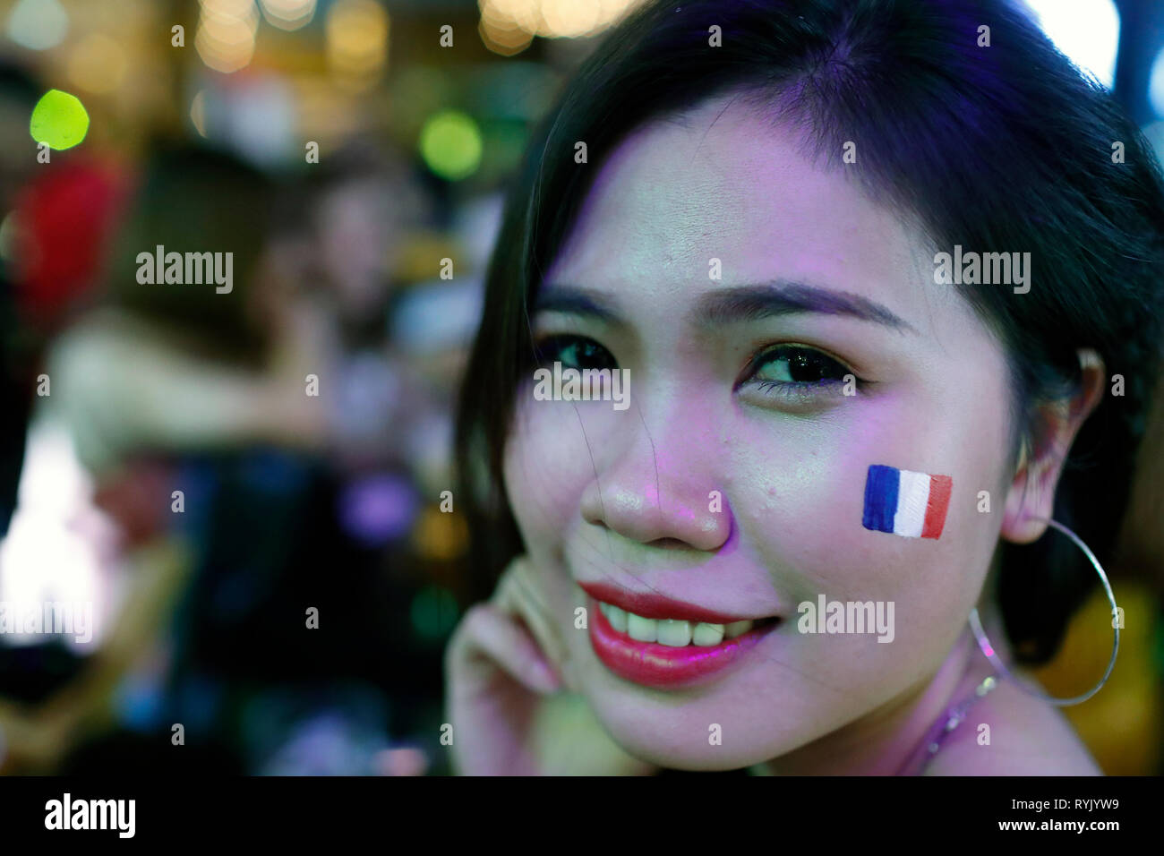 Lächelnd vietnamesische Frau mit einem französischen Flagge während der Fußball-WM. Ho Chi Minh City. Vietnam. Stockfoto