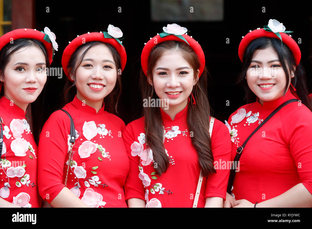Gruppe von Studenten mit traditionellen vietnamesischen Ao Dai. Chau Doc Vietnam. Stockfoto