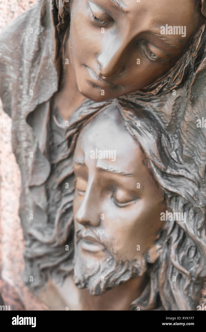 Bas-Relief aus Bronze, die das Mitleid von Michelangelo. Gesichter der Heiligen Gottesmutter Maria und Jesus Christus nach der Kreuzigung. Stockfoto