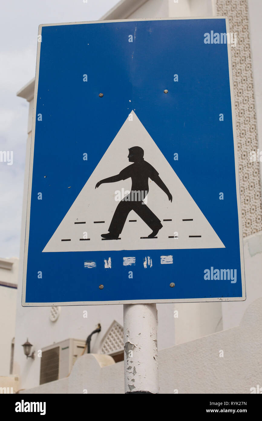 Omanische Fußgängerüberweg Zeichen - Muscat, Oman Stockfoto