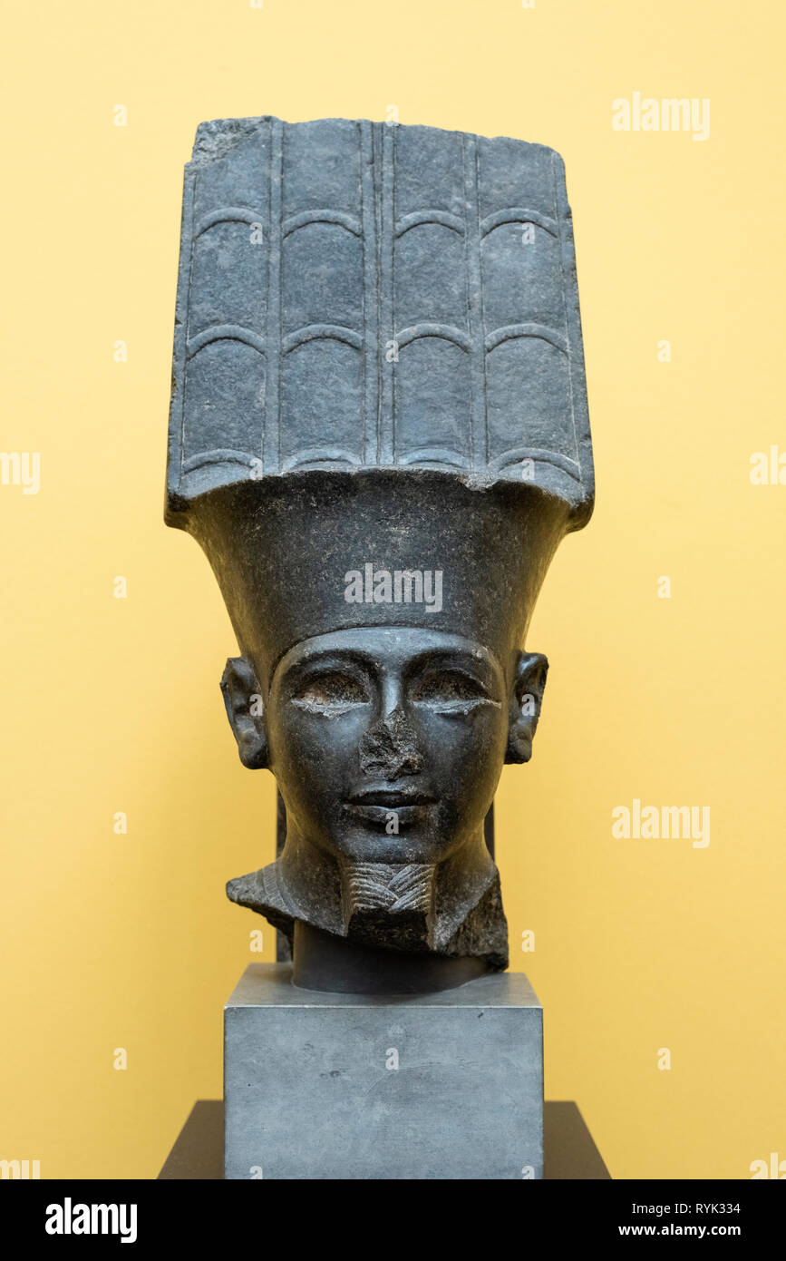 Kopenhagen. Dänemark. Portrait der Darstellung der ägyptischen Gott Amun tragen eine doppelte Federkrone (Amun Krone), Ca. 1346-1337 v. Chr.. Ny Carlsberg Glyptotek. Stockfoto