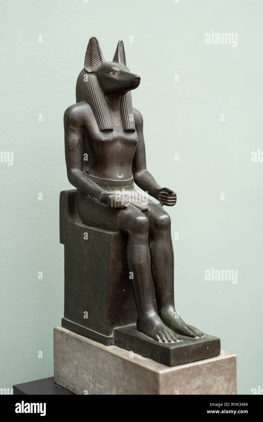 Kopenhagen. Dänemark. Statue der Ägyptischen Schakal - vorangegangen Gott Anubis, 664-525 BC (Wahrscheinlich 26. Dynastie). Ny Carlsberg Glyptotek. Findspot unbekannt. Stockfoto