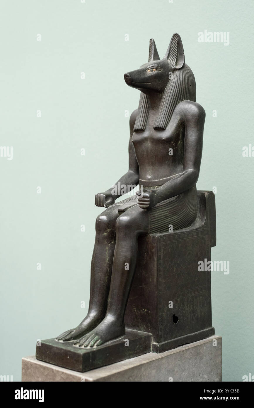 Kopenhagen. Dänemark. Statue der Ägyptischen Schakal - vorangegangen Gott Anubis, 664-525 BC (Wahrscheinlich 26. Dynastie). Ny Carlsberg Glyptotek. Findspot unbekannt. Stockfoto