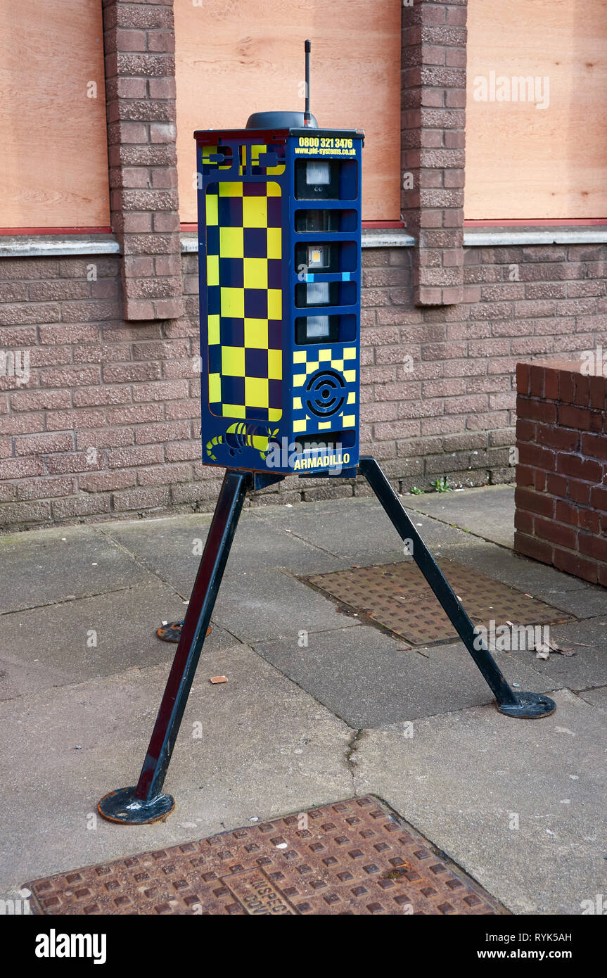 Ein Perimeter Intruder Detection System (PID) mit Mobile CCTV-Tower von der Polizei installiert, die zum Schutz der Alten Chirurgie Gebäude in Gorbals, Schottland, Großbritannien Stockfoto