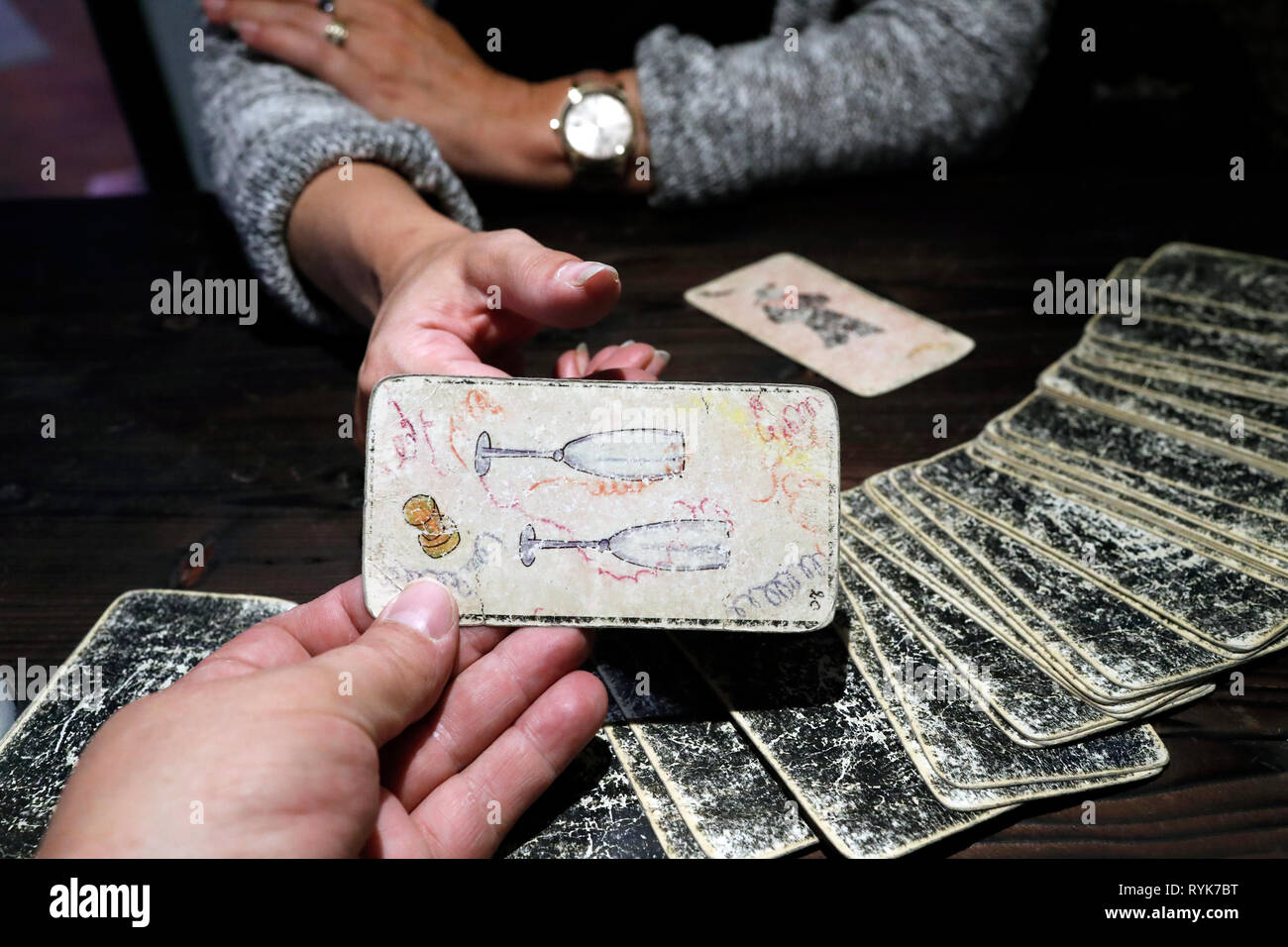 Wahrsager legen Karten auf den Tisch. Frankreich. Stockfoto