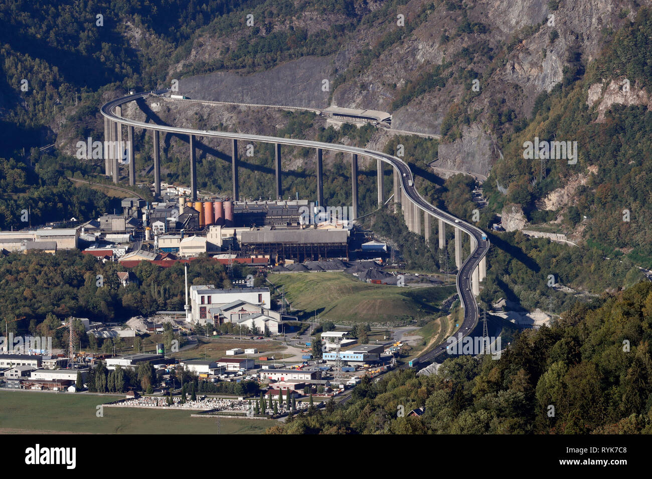 Französische Alpen im Sommer. Industrielles Zentrum. Viadukt über Egratz Chedde. Frankreich. Stockfoto