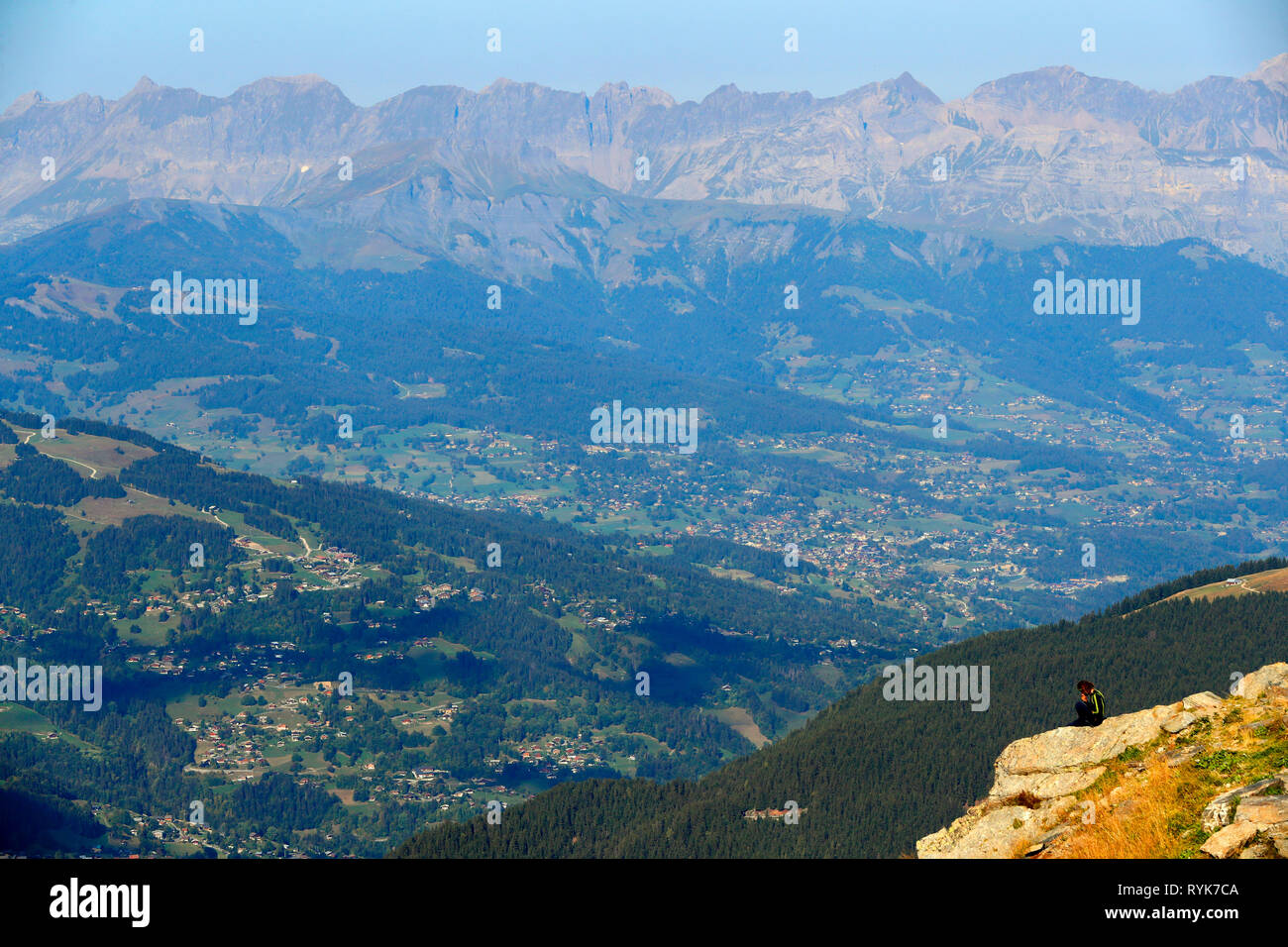 Landschaft der Französischen Alpen im Sommer. Saint Gervais les Bains Dorf und Berge Aravis. Frankreich. Stockfoto