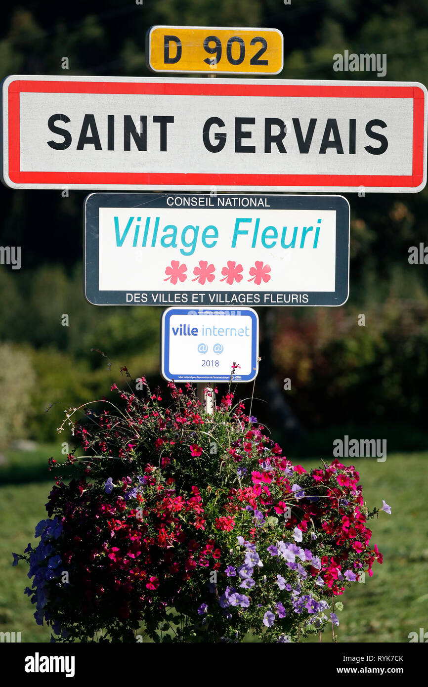Ortsschild in Saint Gervais les Bains in den Französischen Alpen. Village Fleuri Schild mit 4 Blumen. Frankreich. Stockfoto