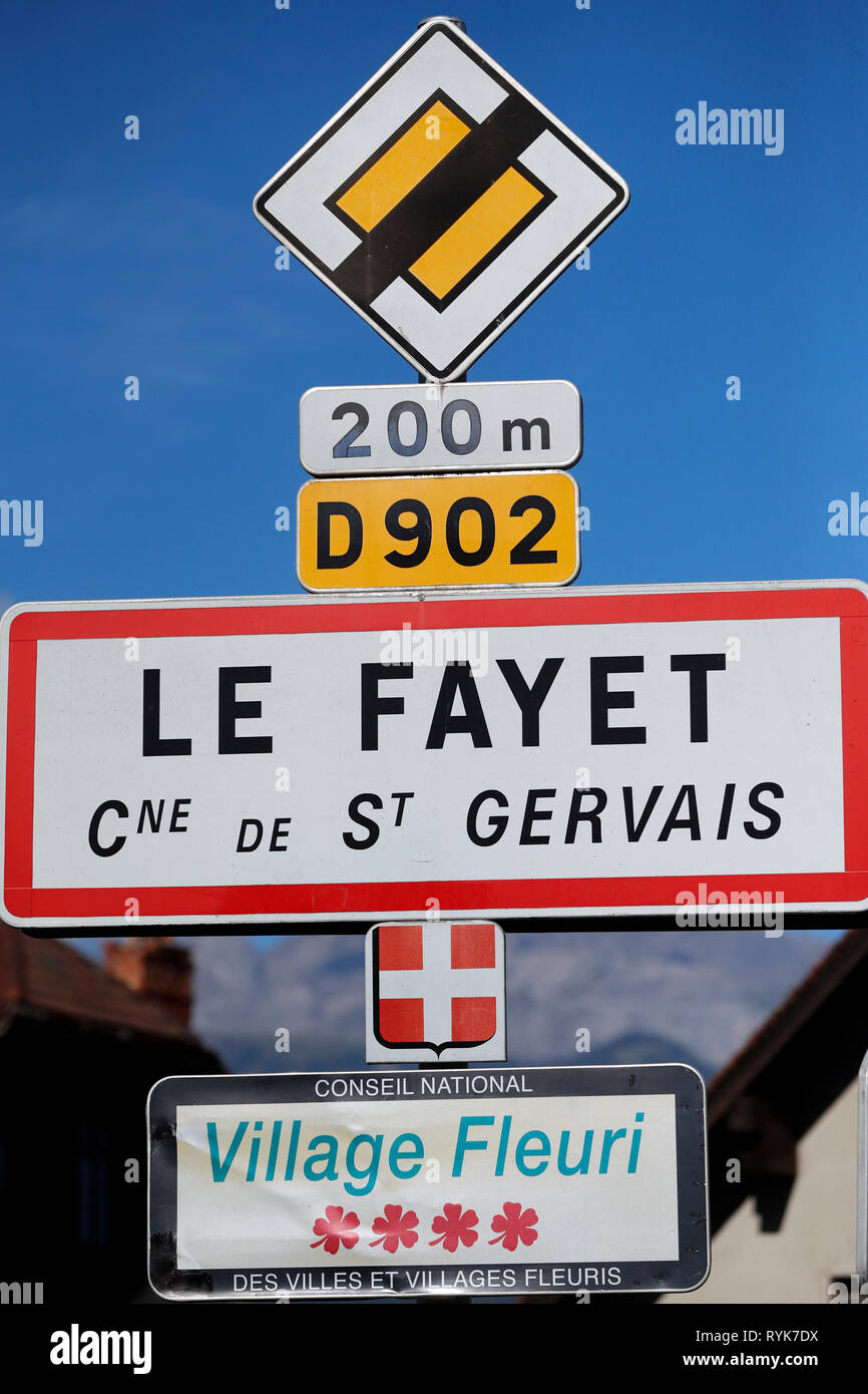 Ortsschild im Le Fayet in den Französischen Alpen. Village Fleuri Schild mit 4 Blumen. Frankreich. Stockfoto