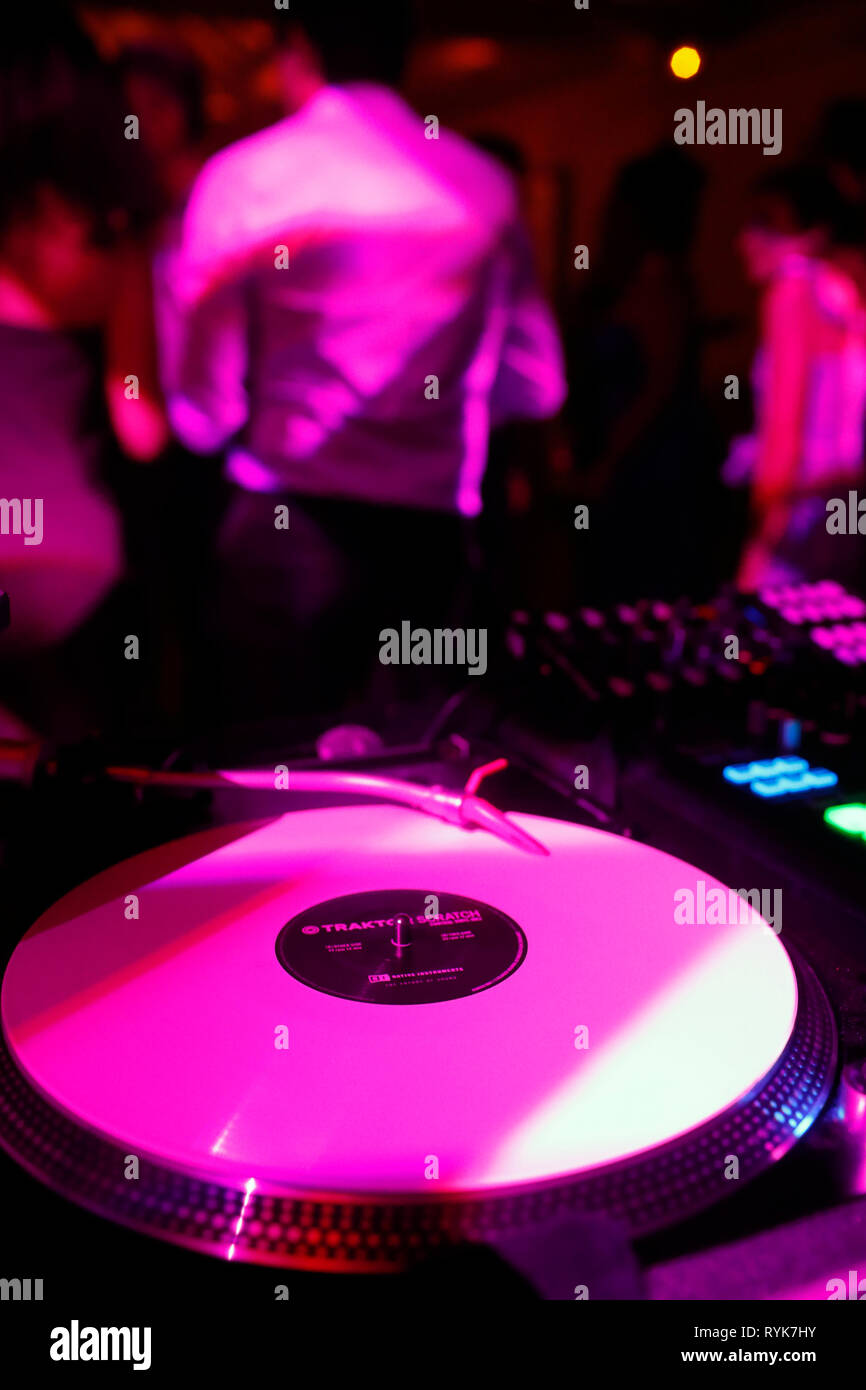 Der DJ spielt vinyl Records für eine Hochzeit. Frankreich. Stockfoto