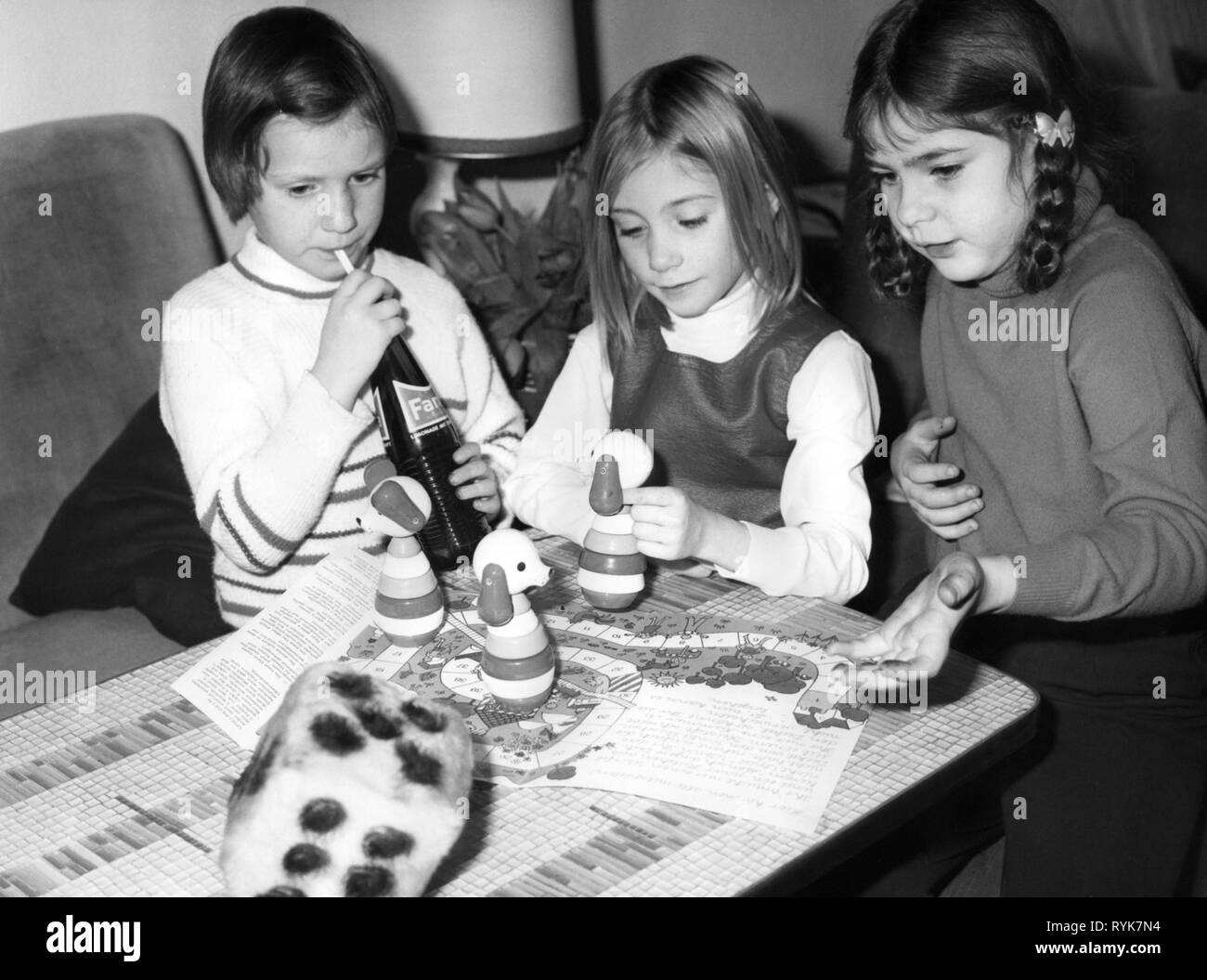 Menschen Kinder Spiele Madchen Mit Fanta Spiel Geburtstag Des Kindes 1960er Jahre Additional Rights Clearance Info Not Available Stockfotografie Alamy