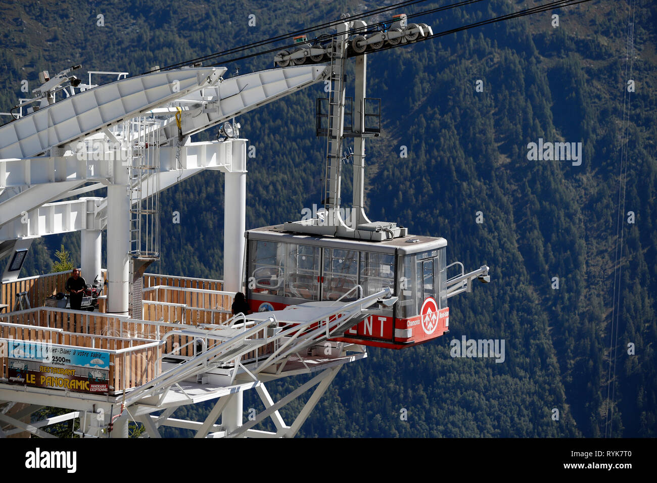 Mecanic überprüfung auf Brevent Seilbahn. Tal von Chamonix, die Französischen Alpen. Frankreich. Stockfoto