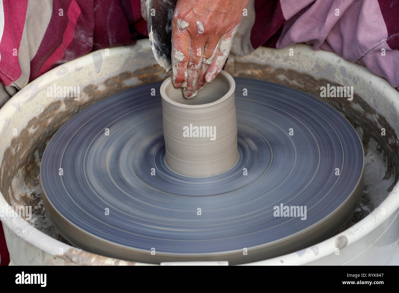 Alte Domancy Craft Festival. Die Hände eines potter Gestaltung Ton an einer Töpferscheibe. Frankreich. Stockfoto