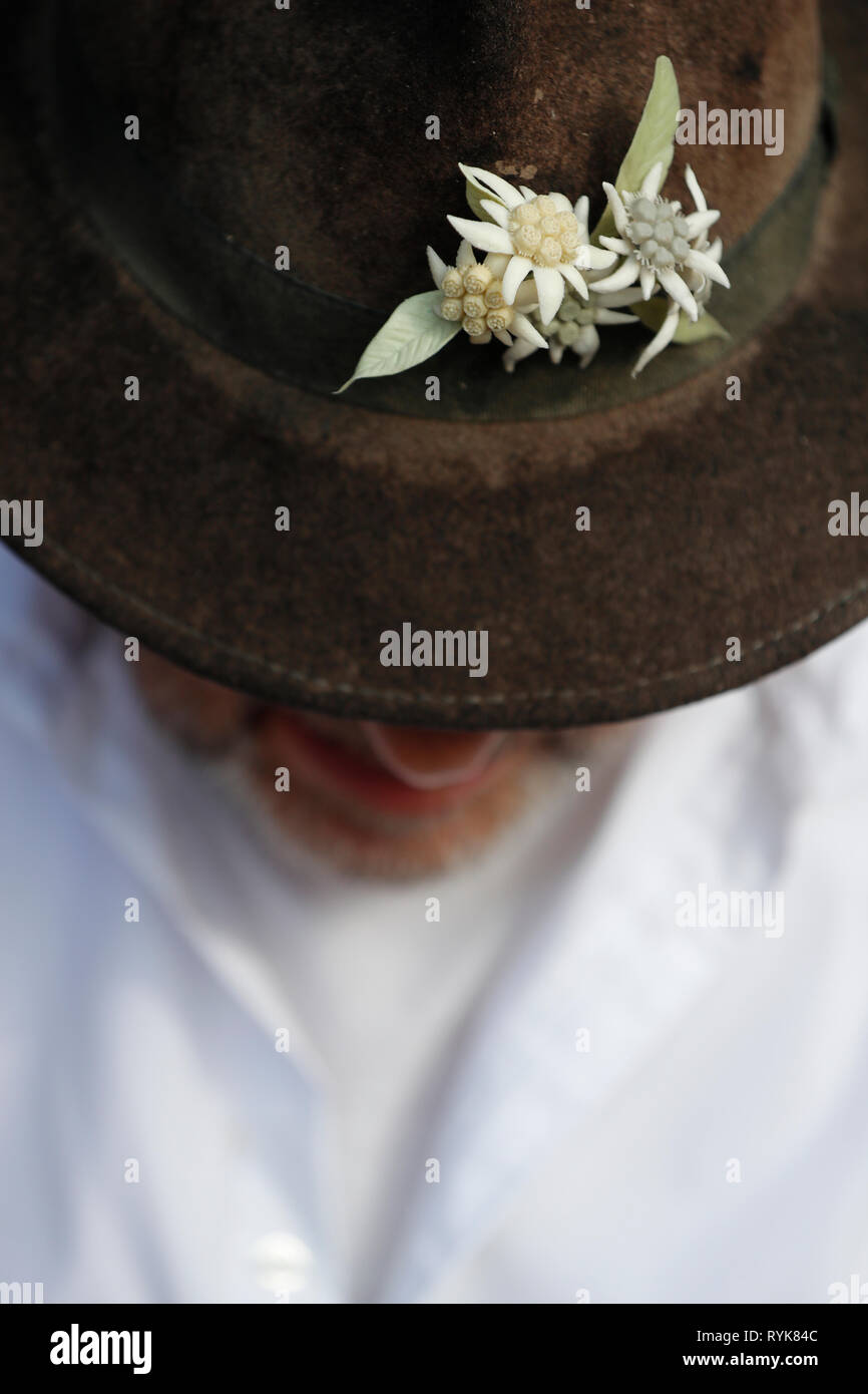 Alte Domancy Craft Festival. Landwirt wearign ein Hut mit Edelweiss. Frankreich. Stockfoto