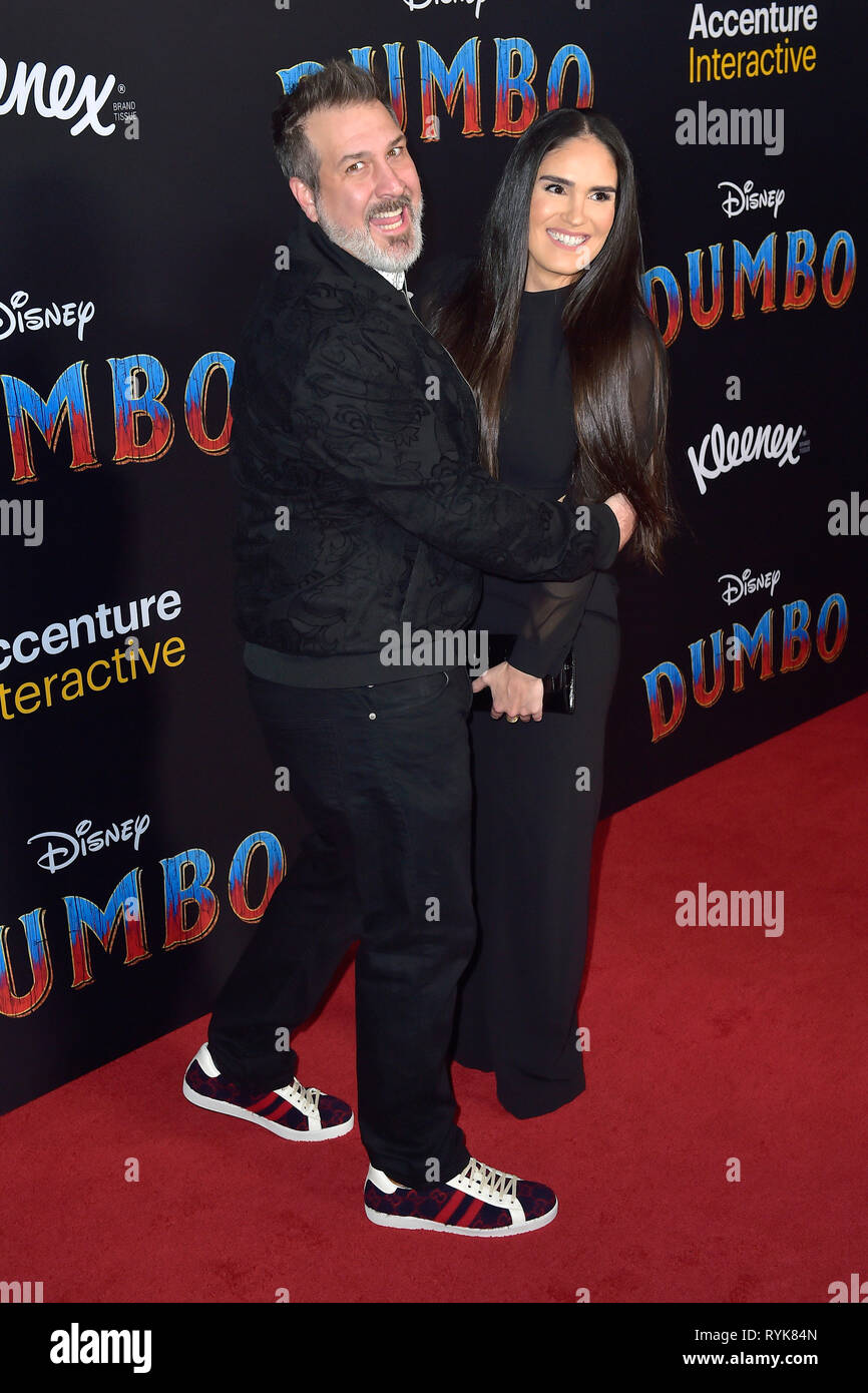 Joey Fatone und Izabel Araujo Teilnahme an der Weltpremiere des 'Dumbo' am El Capitan Theatre am 11. März; 2019 in Los Angeles, Kalifornien. Stockfoto