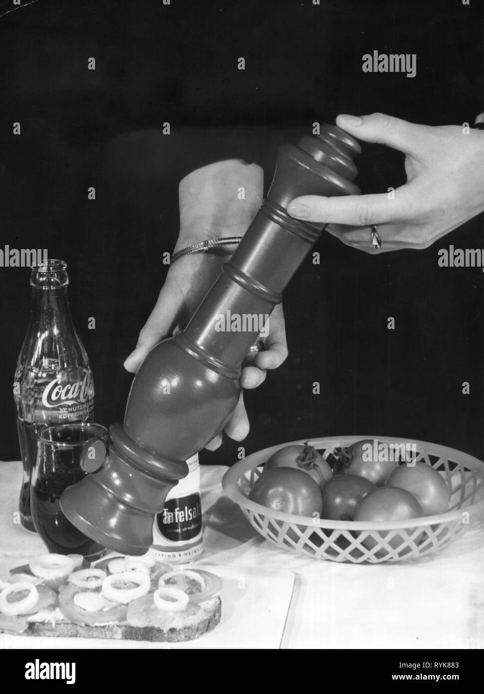 Haushalt, Küchengeräte, elektrische Pfeffermühle, internationale Haushaltswaren- und hardware Messe, 7.9.1967, Additional-Rights - Clearance-Info - Not-Available Stockfoto