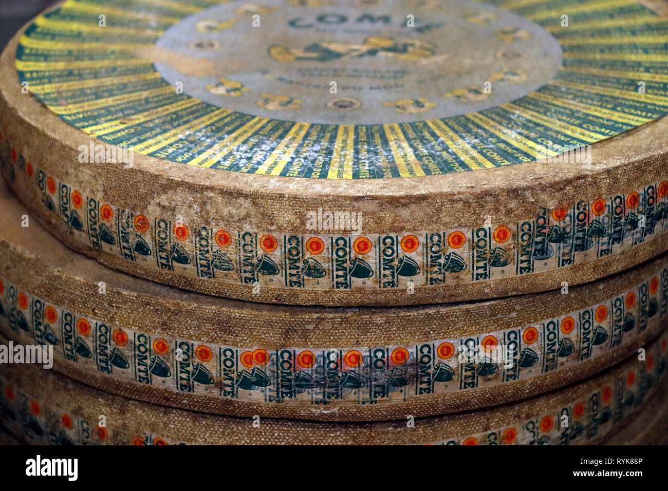 Käse Comte in der Veredelung in einem traditionellen Weinkeller. Rognaix. Frankreich. Stockfoto