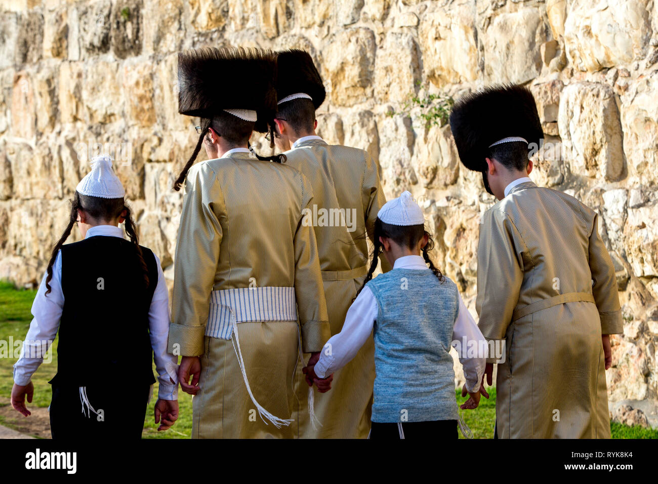 Orthodoxe Juden entlang einer Wand der alten Stadt Jerusalem, Israel. Stockfoto