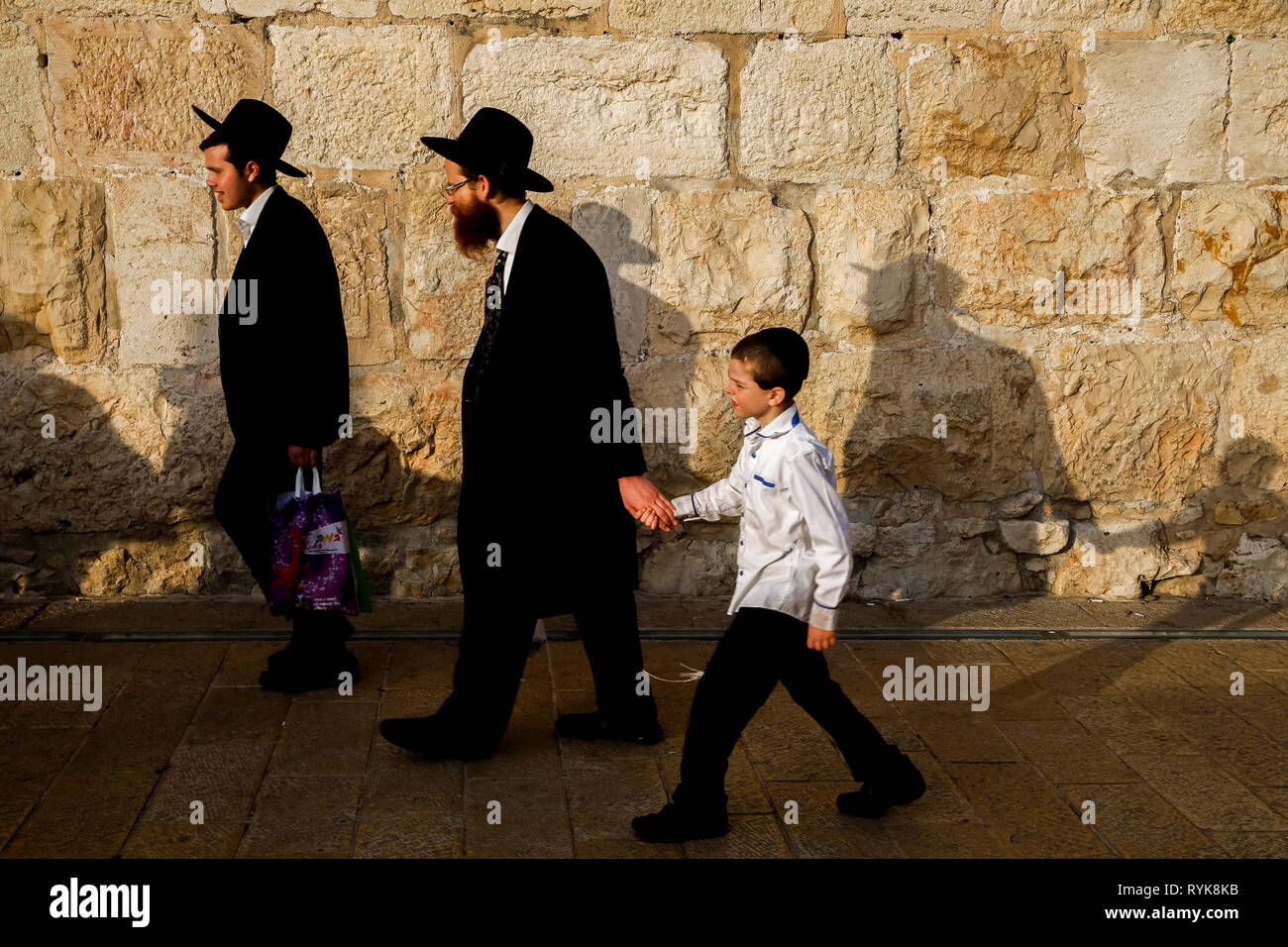 Orthodoxe Juden wandern in der Nähe von Jaffa Tor in der Altstadt von Jerusalem, Israel. Stockfoto