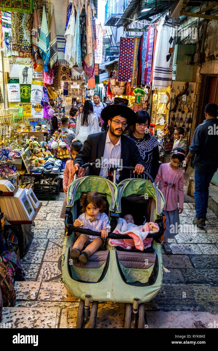 Orthodoxen jüdischen Familie gehen, mit einem Kinderwagen in der Altstadt von Jerusalem, Israel. Stockfoto