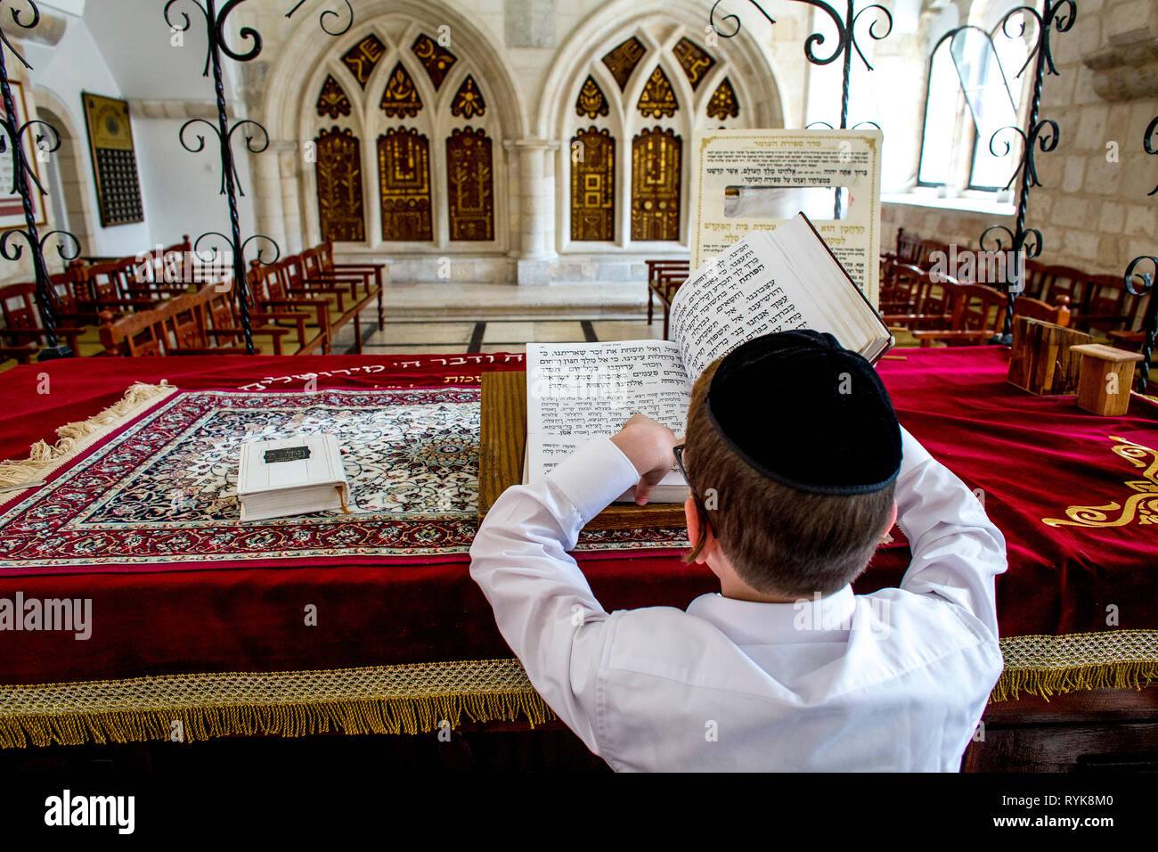 Die 4 sephardischen Synagogen, Jerusalem, Israel. Junge Lesung in der Teva. Stockfoto