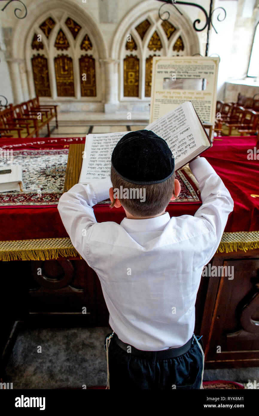 Die 4 sephardischen Synagogen, Jerusalem, Israel. Junge Lesung in der Teva. Stockfoto