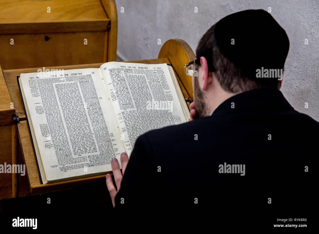 Ramban Synagoge, Jerusalem, Israel. Orthodoxer Jude Lesen des Talmud. Stockfoto