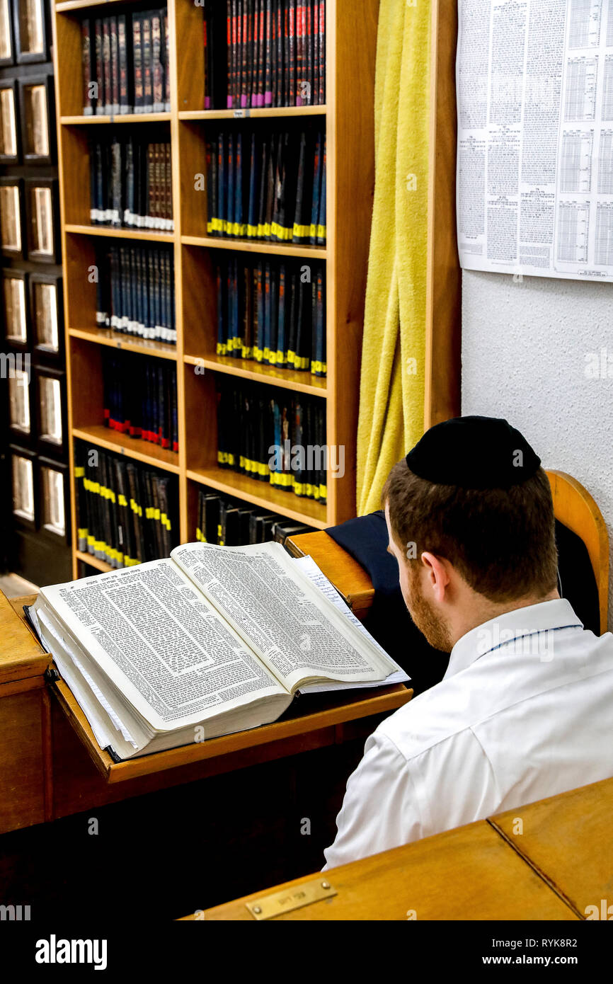 Ramban Synagoge, Jerusalem, Israel. Talmud zu lesen. Stockfoto
