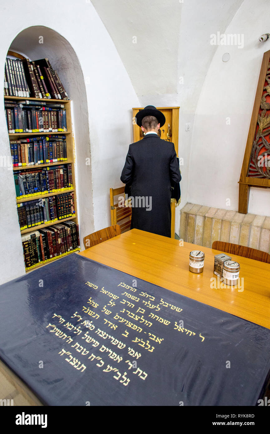 Ramban Synagoge, Jerusalem, Israel. Orthodoxer Jude Lesung in der Teva. Stockfoto