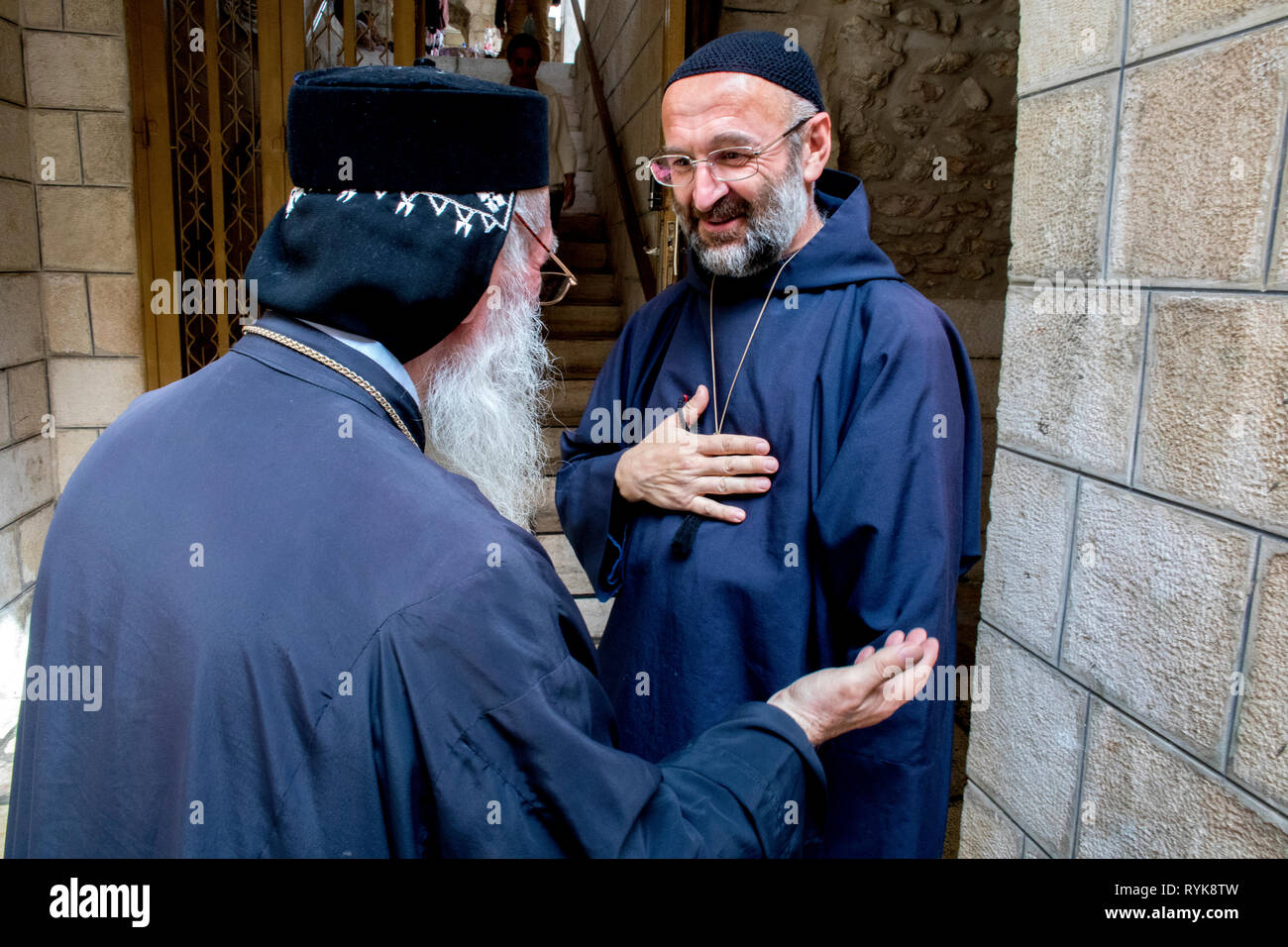 Orthodoxe Priester und katholische Mönch in Jerusalem, Israel. Stockfoto