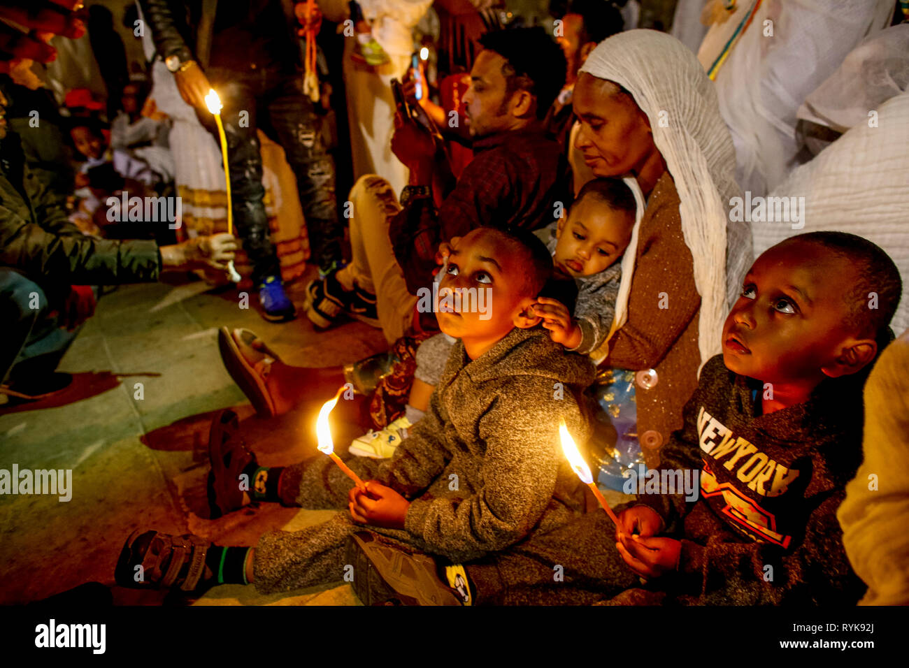 Orthodoxen Osternacht an der Koptischen Abschnitt der Grabeskirche, Jerusalem, Israel. Stockfoto