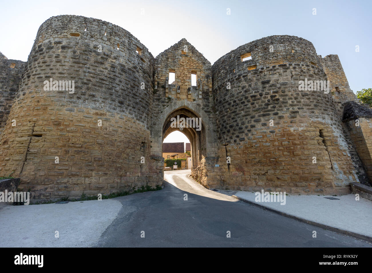 Porte des Tours, dem mittelalterlichen Stadttor, Domme, Dordogne, Aquitaine, Frankreich Stockfoto