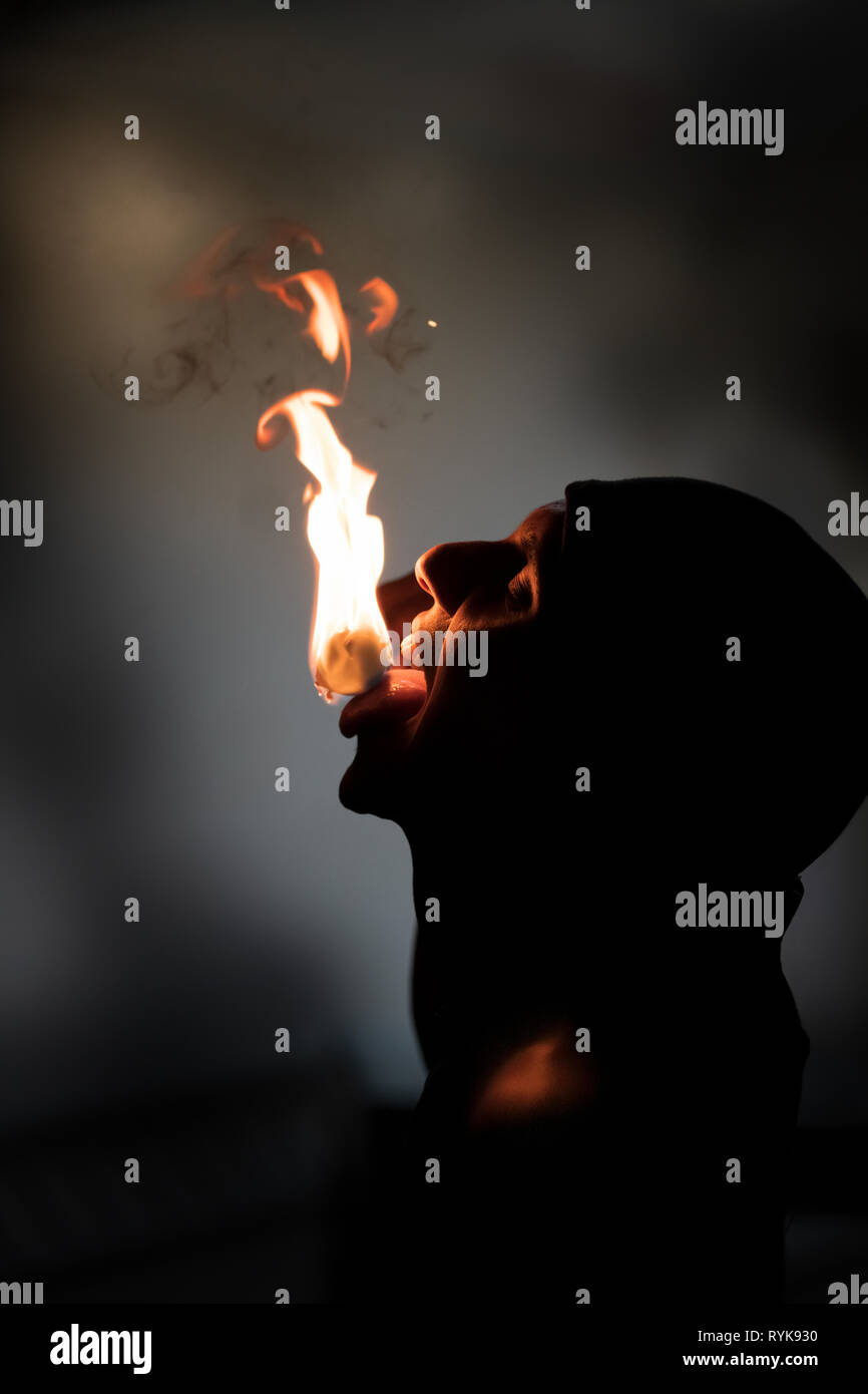 Während eine Performance der Kandy Tänzer, ein Feuer Esser berührt ein brennendes tourch auf seine Zunge in Kandy, Sri Lanka. Stockfoto
