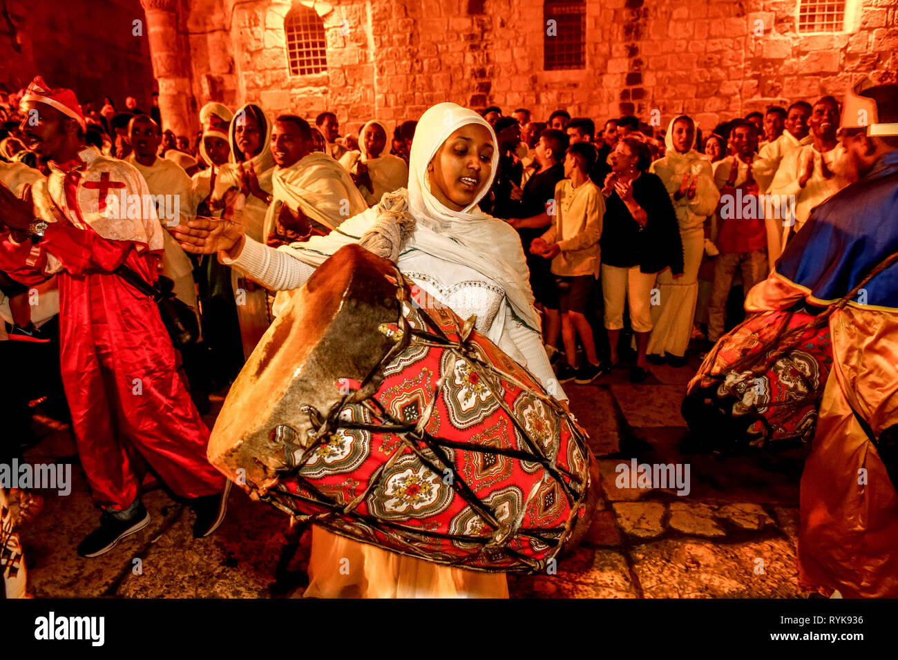 Äthiopisch-orthodoxen Christen feiern Osternacht außerhalb der Grabeskirche, Jerusalem, Israel. Stockfoto