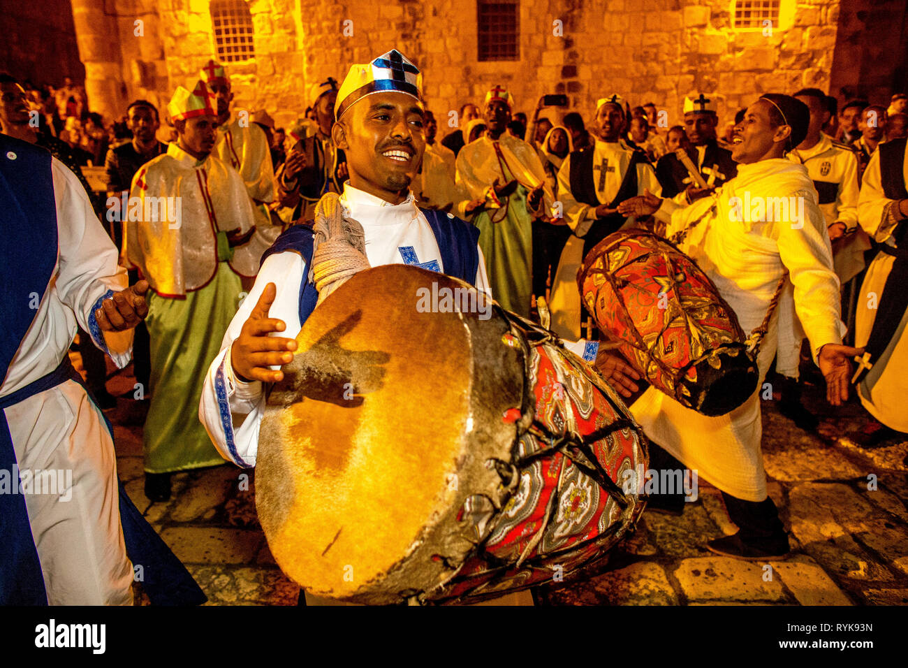 Äthiopisch-orthodoxen Christen feiern Osternacht außerhalb der Grabeskirche, Jerusalem, Israel. Stockfoto