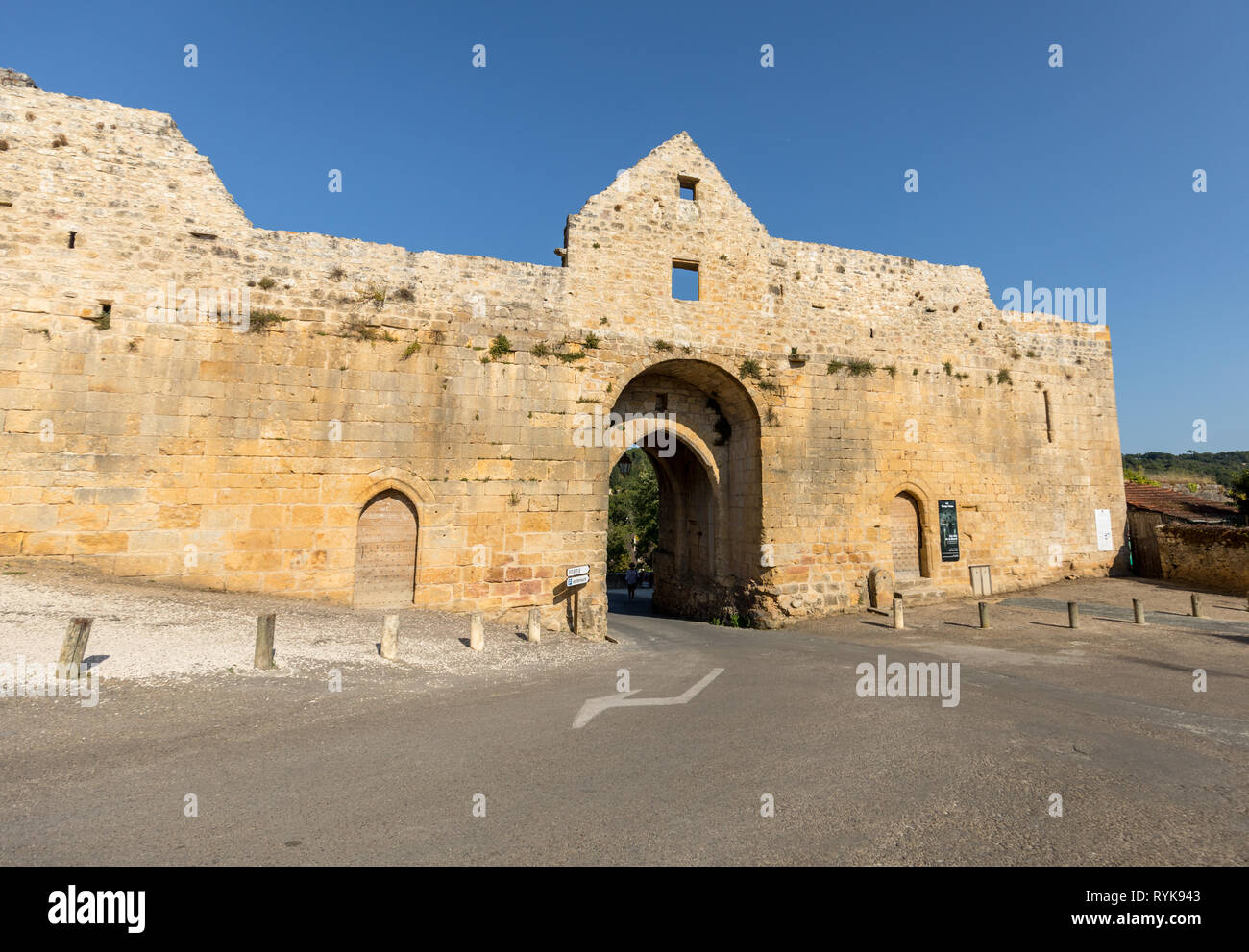 Domme, Frankreich - 2 September, 2018: Porte des Tours, dem mittelalterlichen Stadttor, Domme, Dordogne, Aquitaine, Frankreich, Europa Stockfoto