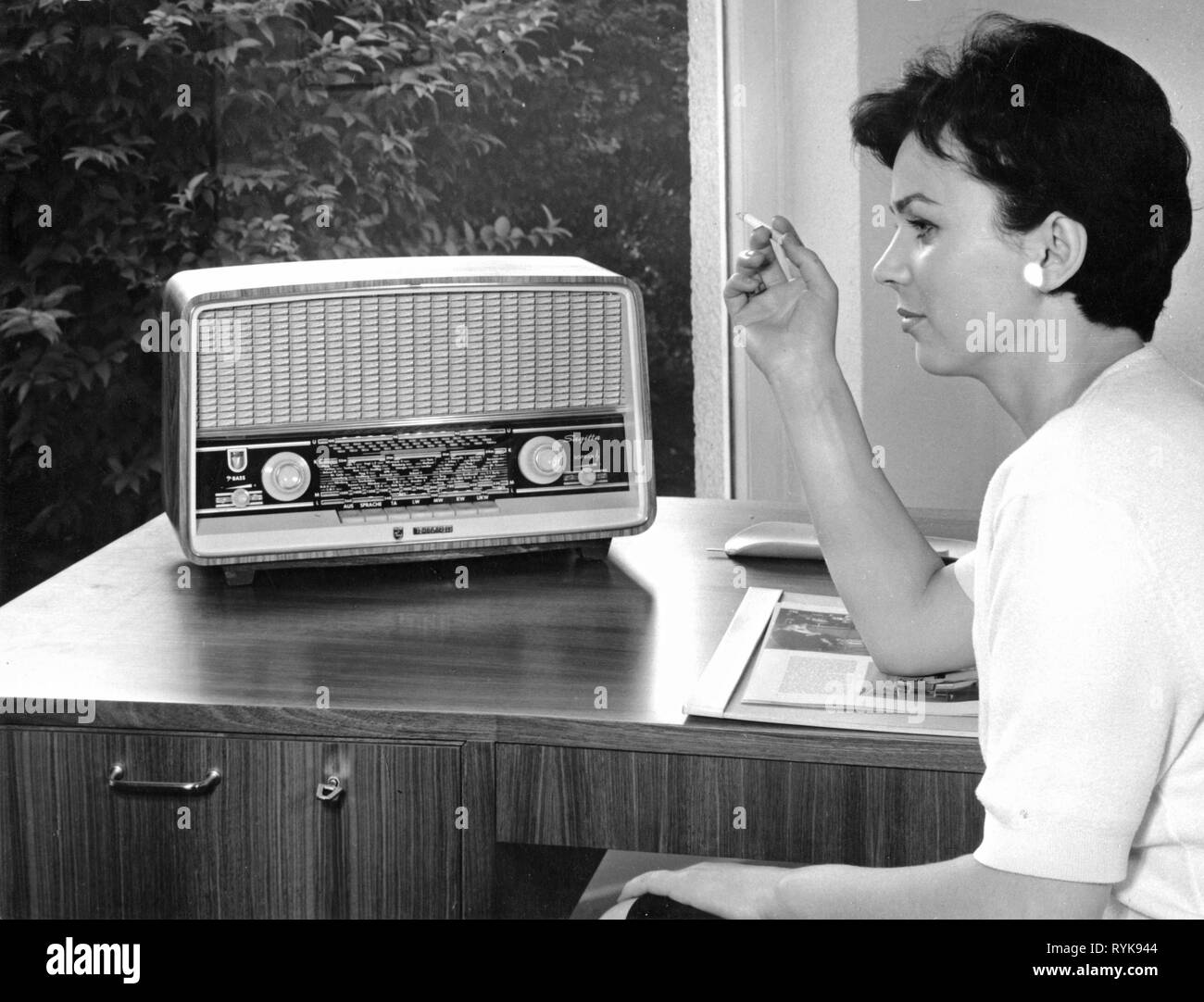 Rundfunk, Radio, Radios, Philips Sagitta 411 D4D 11A, eine junge Frau ist Radio  hören, Deutschland, 1961, Additional-Rights - Clearance-Info -  Not-Available Stockfotografie - Alamy