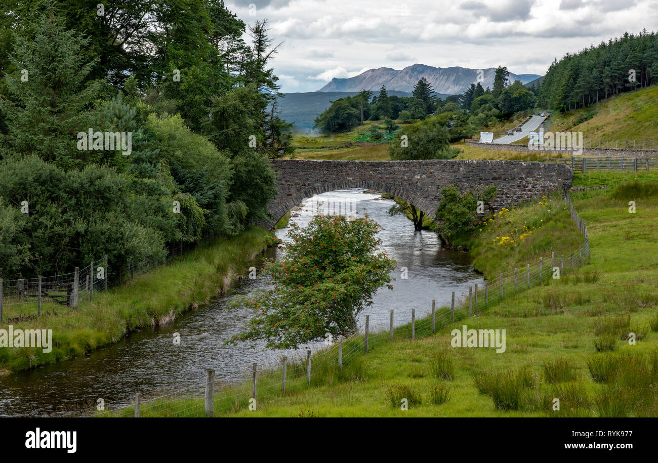 Brücke über den Fluss Bran in Achnasheen, Inverness-shire, Highlands, Schottland. Stockfoto