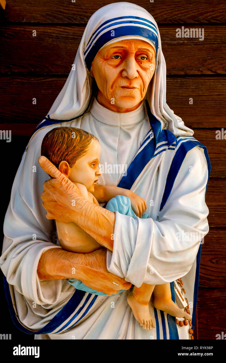 Statue von Mutter Teresa ein Kind in die Missionare der Nächstenliebe Kloster, Nazareth, Israel halten. Stockfoto