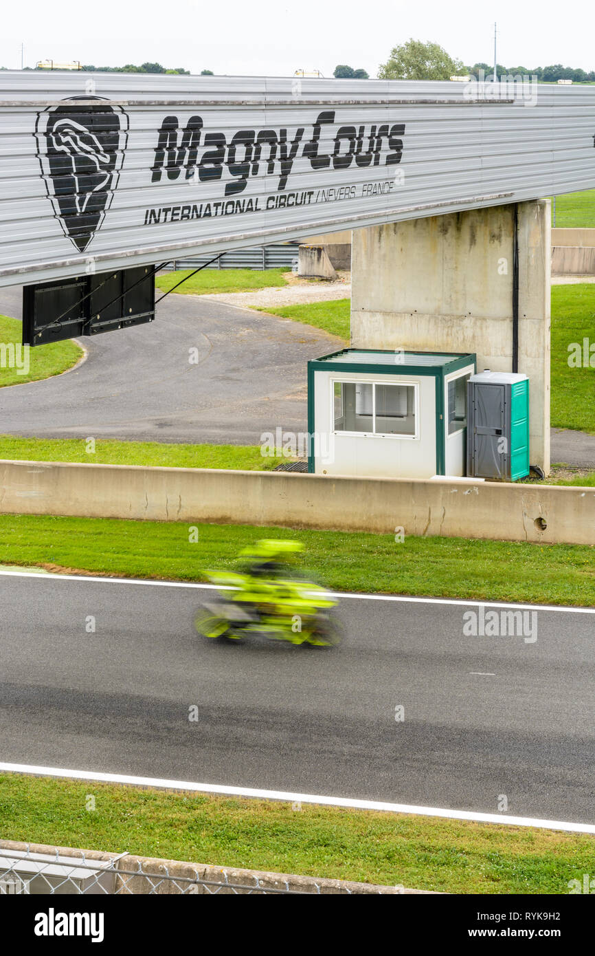 Ein Motorrad Auf der Spur der Rennstrecke von Nevers Magny-Cours bei einem Test von einem Motorrad Marke organisiert. Stockfoto