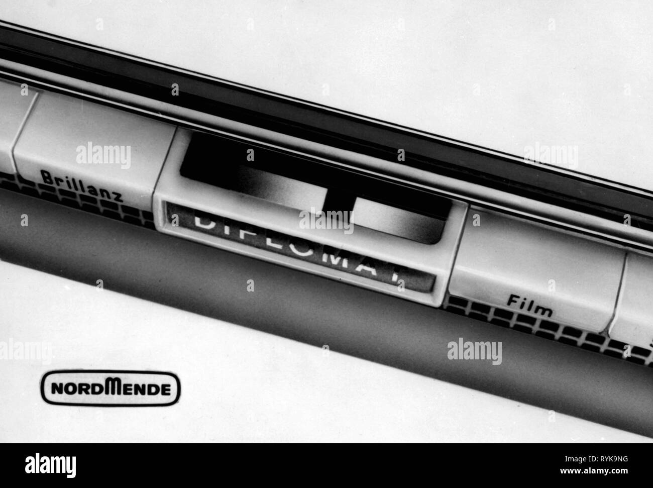 Rundfunk, Fernsehen, Fernseher Nordmende Diplomat 59, Detail, Schaltflächen für die Feinabstimmung, Deutschland, 1959, Handhabung, Verwendung, Technik, Telekommunikation, Telekommunikation, Telekommunikation, 20. Jahrhundert, 1950er Jahre, Fernseher, Fernseher, TV, Fernsehgerät, TV-Geräte, Fernseher, Detail, Details, Taste, Taster, Taster, Feinabstimmung, Feineinstellung, historischen, geschichtlichen, Additional-Rights - Clearance-Info - Not-Available Stockfoto