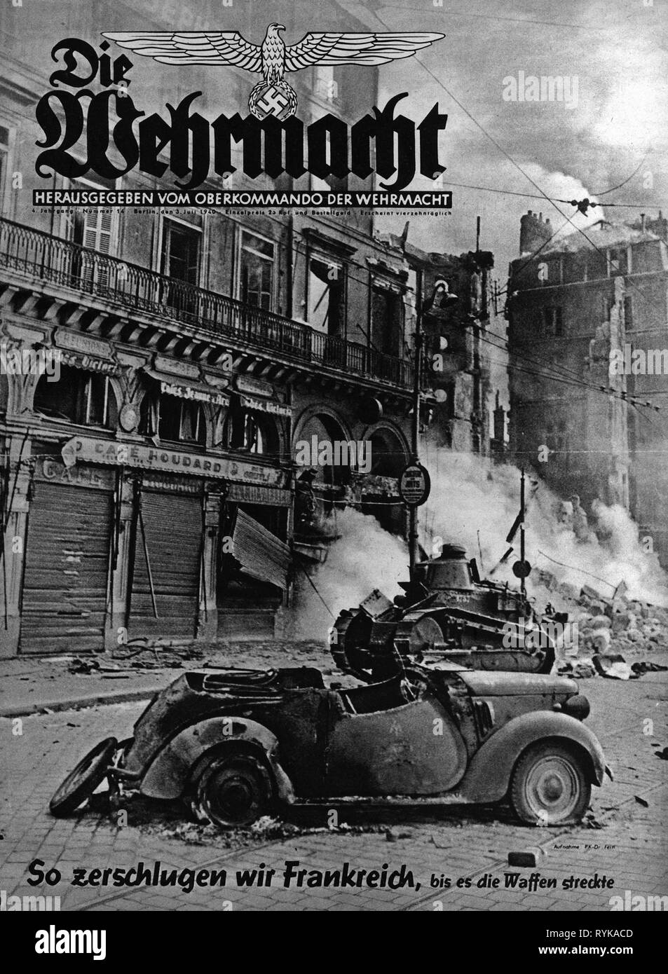 Veranstaltungen, Zweiten Weltkrieg/WWII, Frankreich 1940, Schlacht von Frankreich, ein Autowrack und eine verlassene französische Panzer Renault FT-17 in einem brennenden Stadt, Titelseite der Zeitschrift 'Die Wehrmacht", Band 4, Nr. 14, 3.7.1940, Additional-Rights - Clearance-Info - Not-Available Stockfoto
