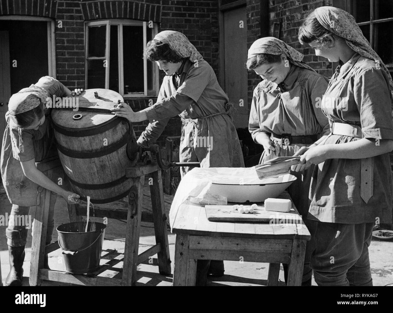 Landwirtschaft, Viehzucht, Vieh- und Milchwirtschaft, Bäuerin bei der Herstellung von Butter, 1960er Jahre, Additional-Rights - Clearance-Info - Not-Available Stockfoto