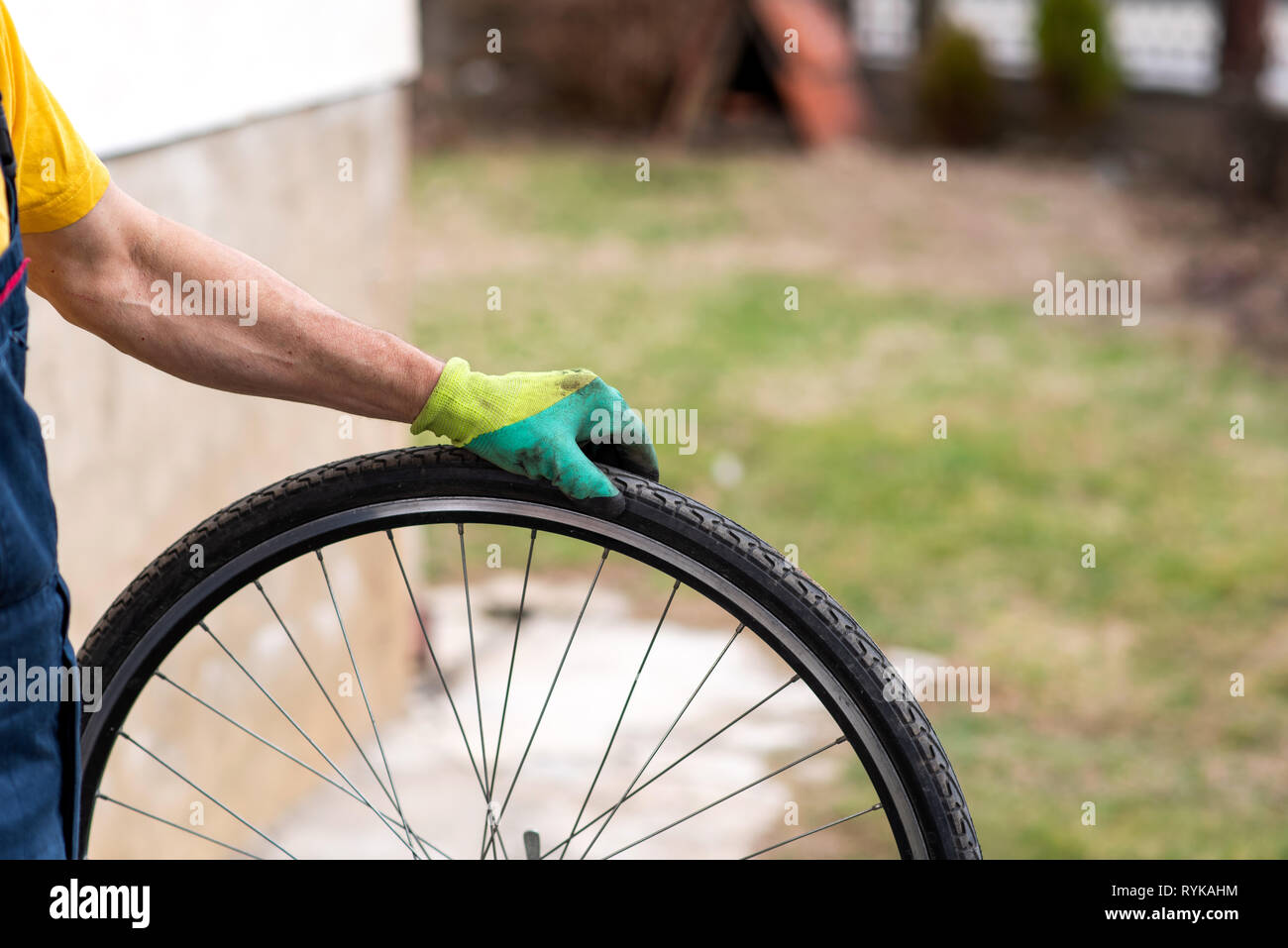 Man Kontrolle Fahrrad Reifen Luftdruck für die Saison Stockfoto